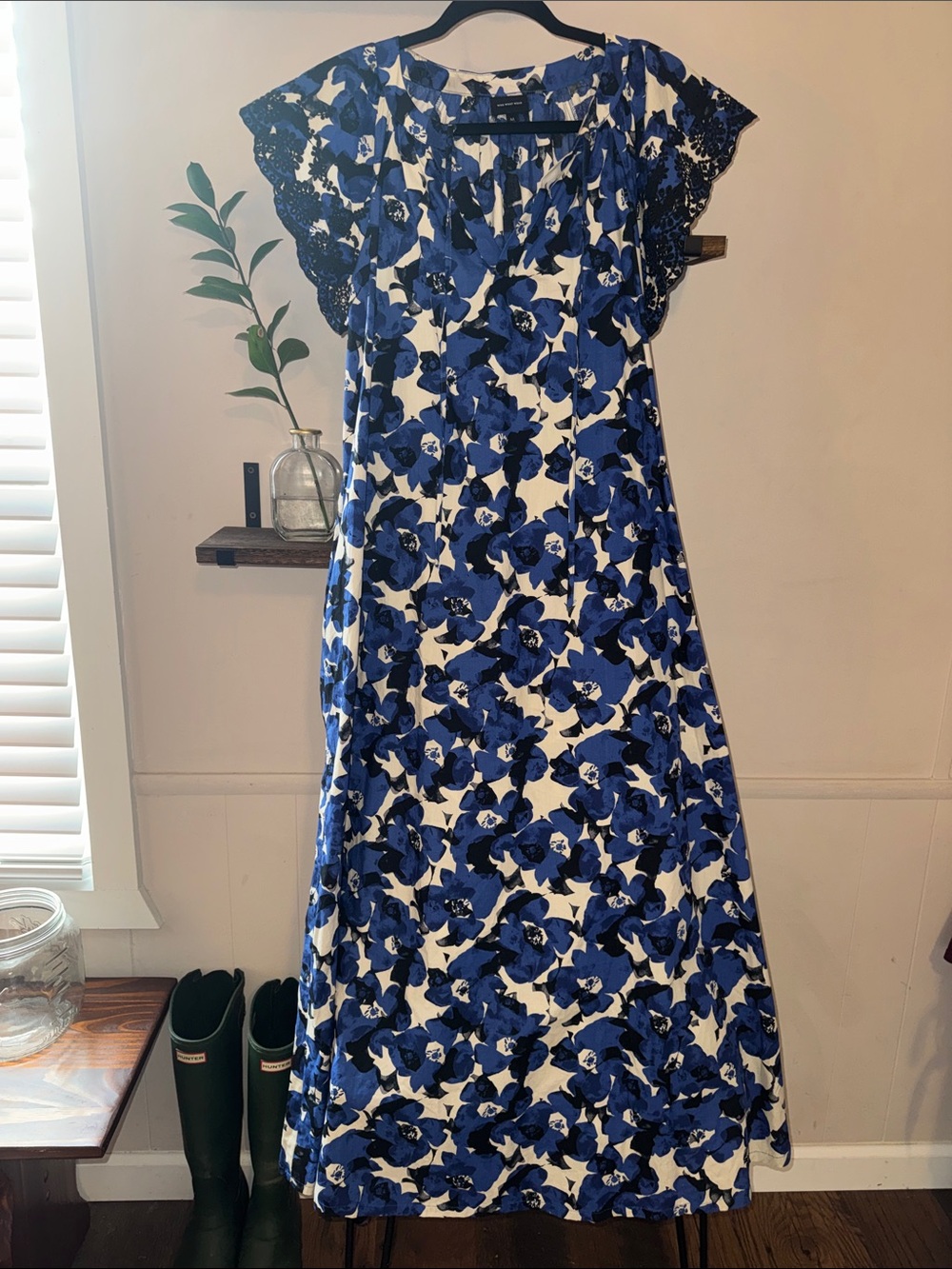 Who What Wear Blue and White Floral Blouse Size M